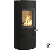 Moderner Kaminofen mit großem Sichtfenster und brennendem Feuer im Inneren. (Image AI modified or generated)