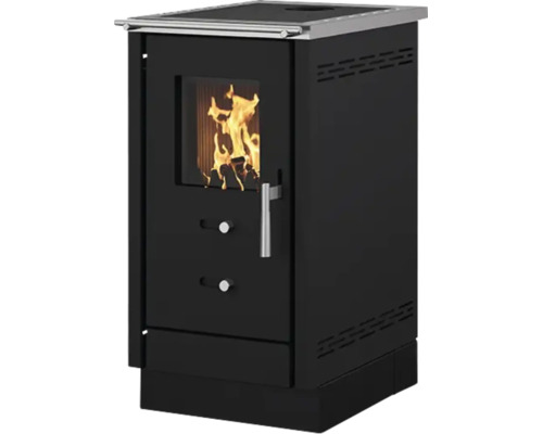 Kaminofen mit Sichtfenster und brennendem Feuer im Inneren sowie Metallelementen auf einem quadratischen Sockel