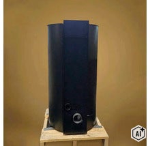 Rückansicht eines zylindrischen Kaminofens aus Metall auf einer Holzpalette stehend. (Image AI modified or generated)