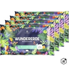 Vier Packungen Wündererde Wachstumswunder Blumenerde mit dekorativem Pflanzenmuster und Wundergarten Logo. (Image AI modified or generated)