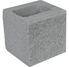 Ein einzelner Hohlblockstein aus Beton für den Mauerbau.
