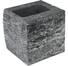 Quadratischer Pflanzstein aus Beton in rauer Steinoptik für die Gartengestaltung.