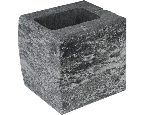 Quadratischer Pflanzstein aus Beton in rauer Steinoptik für die Gartengestaltung.