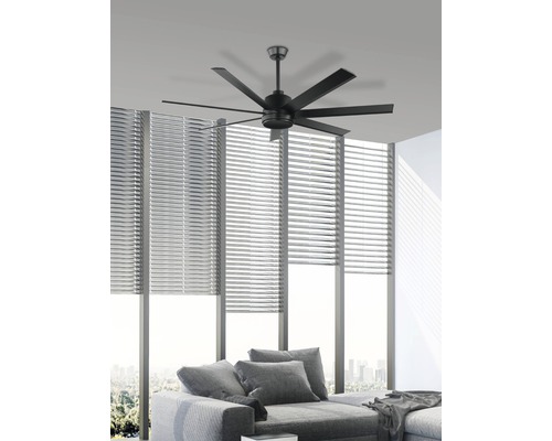 Deckenventilator mit sieben Flügeln über einer Couch in einem Wohnzimmer