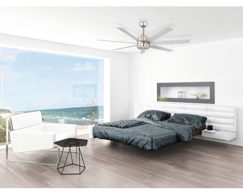 Helles Schlafzimmer mit Doppelbett, Deckenventilator und Meerblick