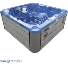 Quadratischer Whirlpool fuer den Aussenbereich mit Paneelen in Holzoptik und Sanotechnik Logo