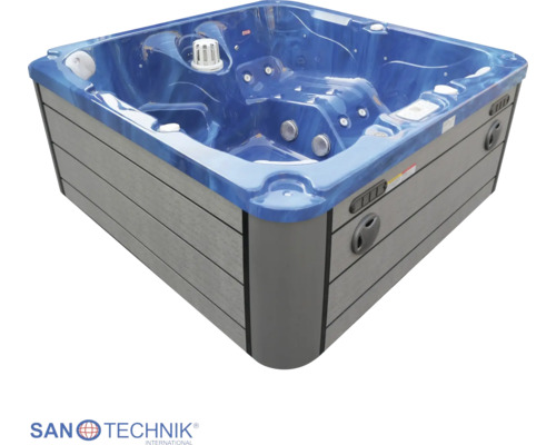Quadratischer Whirlpool fuer den Aussenbereich mit Paneelen in Holzoptik und Sanotechnik Logo