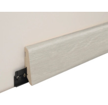 Fußleiste mit Holzoptik und zugehörigem Kunststoffbefestigungsclip an einer Wand montiert