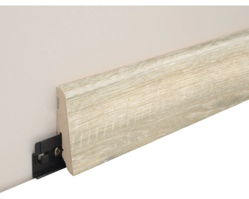 Fußleiste in Holzoptik mit schwarzem Montageclip für die Wandmontage