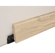 Fußleiste in Holzoptik mit Befestigungsclip an einer Wand