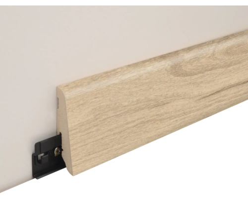 Fußleiste in Holzoptik mit Befestigungsclip an einer Wand
