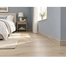Heller Holzoptik Laminatboden in einem modern eingerichteten Schlafzimmer mit passenden Sockelleisten.