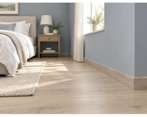 Heller Holzoptik Laminatboden in einem modern eingerichteten Schlafzimmer mit passenden Sockelleisten.