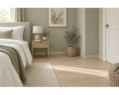 Helles Laminat in Holzoptik in einem modern eingerichteten Schlafzimmer mit Wanddekoration, Nachttisch, Pflanze und beigem Bett.