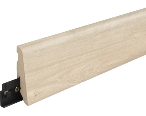 Fußleiste in Holzoptik mit integriertem Befestigungsclip aus Kunststoff für die Wandmontage