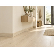 Heller Laminatboden in Holzoptik mit passender Sockelleiste in einem modernen, hellen Flur mit Wandkonsole und Spiegel.