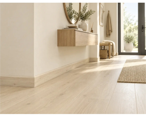 Heller Laminatboden in Holzoptik mit passender Sockelleiste in einem modernen, hellen Flur mit Wandkonsole und Spiegel.