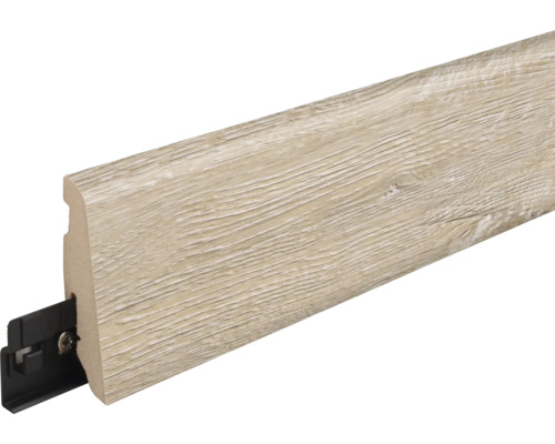 Fußleiste mit Holzoptik Oberfläche und schwarzem Befestigungsclip für die Wandmontage