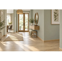 Heller Flur mit Holzboden und Sockelleisten, eingerichtet mit Wandkonsole, Spiegel, Hocker und geflochtenem Teppich in modernem Wohnstil.