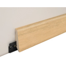 Sockelleiste mit Holzoptik Oberfläche montiert mit einem schwarzen Kunststoff Clip an einer Wand