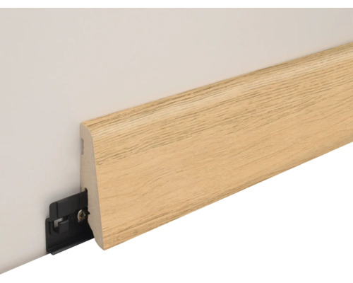 Sockelleiste mit Holzoptik Oberfläche montiert mit einem schwarzen Kunststoff Clip an einer Wand