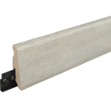 Fußleiste mit Holzoptik Oberfläche und schwarzem Befestigungsclip aus Kunststoff