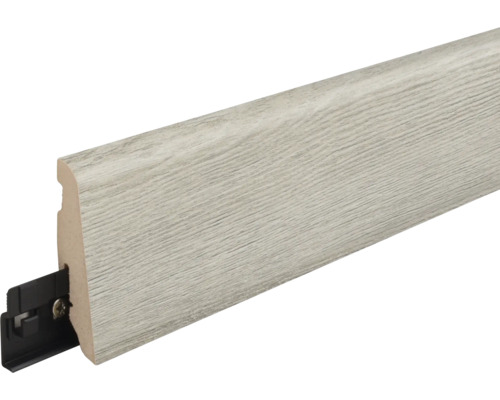 Fußleiste mit Holzoptik Oberfläche und schwarzem Befestigungsclip aus Kunststoff