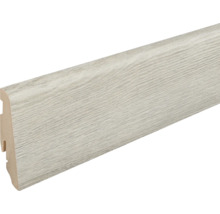 Fußleiste mit Holzoptik Oberfläche und Profilierung an der Rückseite