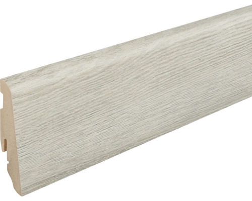 Fußleiste mit Holzoptik Oberfläche und Profilierung an der Rückseite