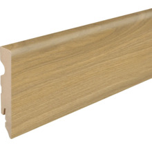 Fußleiste aus Holzwerkstoff mit Eichenoptik für den Bodenabschluss