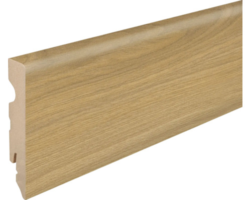 Fußleiste aus Holzwerkstoff mit Eichenoptik für den Bodenabschluss