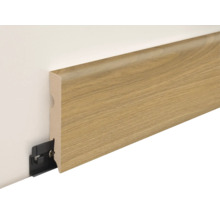 Fußleiste in Holzoptik mit Befestigungsclip an einer Wand montiert