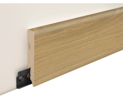 Fußleiste in Holzoptik mit Befestigungsclip an einer Wand montiert