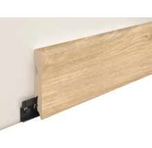 Fußleiste in Holzoptik mit Befestigungsclip an einer Wand montiert