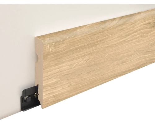 Fußleiste in Holzoptik mit Befestigungsclip an einer Wand montiert