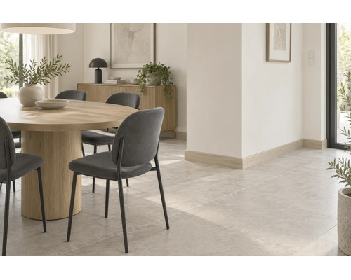 Helles, modern eingerichtetes Esszimmer mit rundem Holztisch, Stühlen und Fliesenboden in Steinoptik mit passenden Sockelleisten.