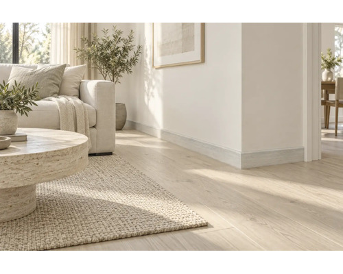 Wohnzimmer mit hellem Laminatboden und passender Sockelleiste in einem modernen, lichtdurchfluteten Interieur.