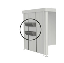 Zwei an der Wand montierte Metall-Pflanzkästen als Zubehör für ein Gartenhaus.