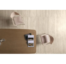 Draufsicht auf einen Bodenbelag aus Fliesen in Steinoptik mit zwei Stühlen und einem Tisch in einem modern gestalteten Wohnraum.