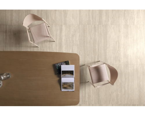 Draufsicht auf einen Bodenbelag aus Fliesen in Steinoptik mit zwei Stühlen und einem Tisch in einem modern gestalteten Wohnraum.