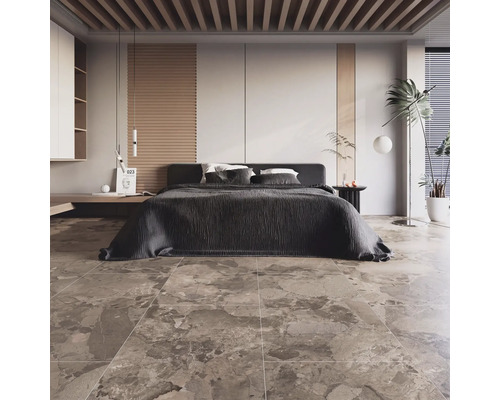 Modernes Schlafzimmer mit großformatigen Fliesen in Steinoptik am Boden, kombiniert mit Holzelementen und minimalistischer Einrichtung.
