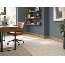 Ein modern eingerichtetes Arbeitszimmer mit Fliesenboden, Holzfußleisten, einem Schreibtisch aus Holz, einem Ledersessel und Wandregalen.