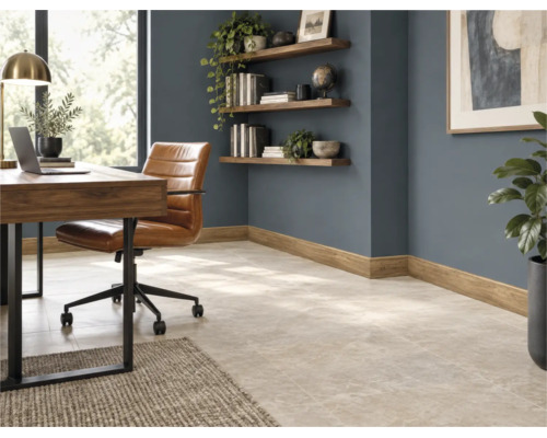 Ein modern eingerichtetes Arbeitszimmer mit Fliesenboden, Holzfußleisten, einem Schreibtisch aus Holz, einem Ledersessel und Wandregalen.