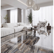 Modernes Wohnzimmer mit glänzenden Fliesen in Marmoroptik, weißem Sofa, Loungesessel und Couchtisch in einem hellen, großzügigen Raum.