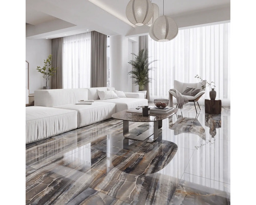 Modernes Wohnzimmer mit glänzenden Fliesen in Marmoroptik, weißem Sofa, Loungesessel und Couchtisch in einem hellen, großzügigen Raum.