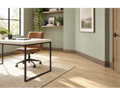 Modernes Heimbüro mit hellem Laminatboden, hellgrünen Wänden, Schreibtisch und Lederschreibtischstuhl in einem hellen, organisierten Arbeitszimmer.