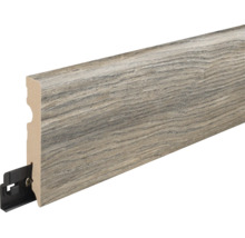 Sockelleiste mit Holzoptik Oberfläche und rückseitigem Kabelschacht für die Bodenmontage mit Halteclip.
