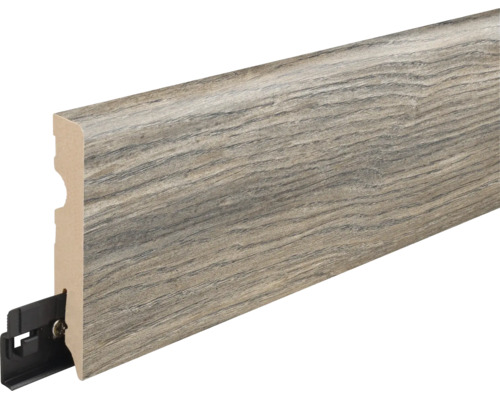 Sockelleiste mit Holzoptik Oberfläche und rückseitigem Kabelschacht für die Bodenmontage mit Halteclip.