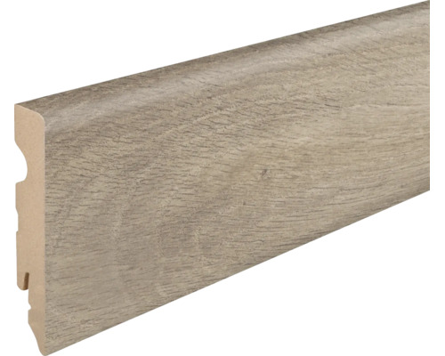 Sockelleiste mit Eichenholzoptik für eine dekorative Wandabdeckung