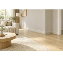 Wohnzimmer mit hellem Parkettboden und Sockelleisten in Holzoptik sowie einem gemütlichen Sofa und einem runden Couchtisch im modernen Stil